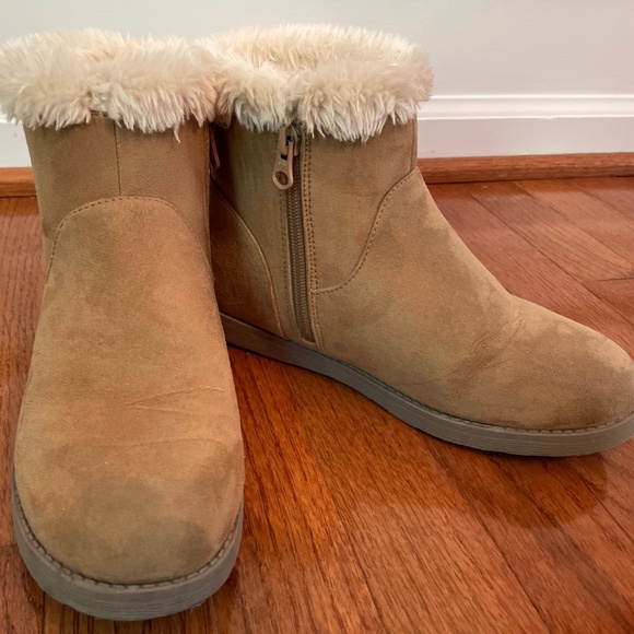 Cat & Jack Girls Faux Fur Lined Boots, Georgeina Style, Tan, Size 3 - Picture 1 of 7